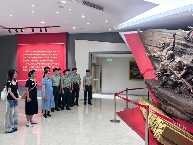 赓续红色血脉 两代军人初心相映——威廉体育williamhill“戎光筑梦”实践团赴横沥镇开展红色文化研学活动
